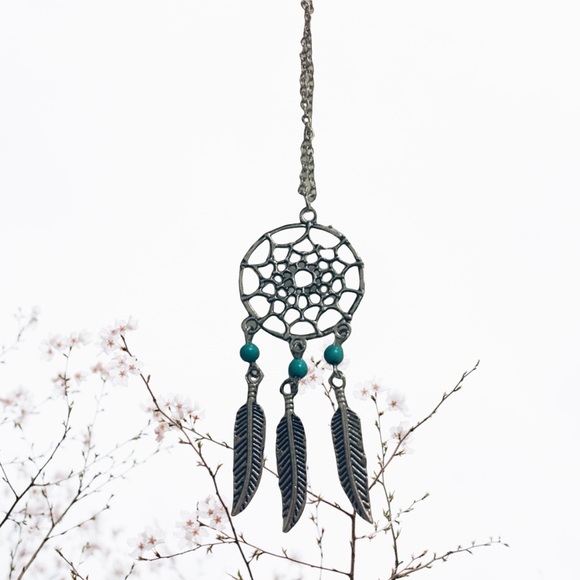 Silver plated dreamcatcher necklace with 3 silver feathers and teal beads - Picture 1 of 3